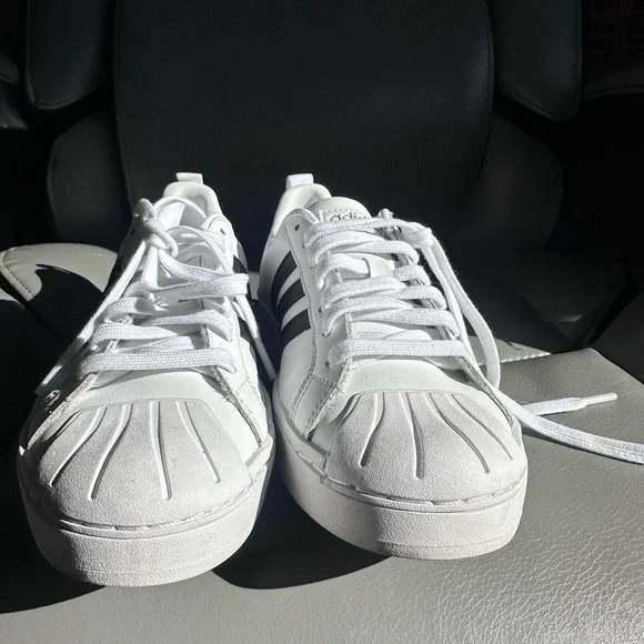 Like new Adidas shell toe shoe - Picture 5 of 5